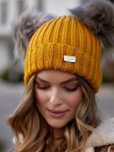 Senffarbene Mütze mit Pompons für den Winter C5 – Online-Shop – Boutique